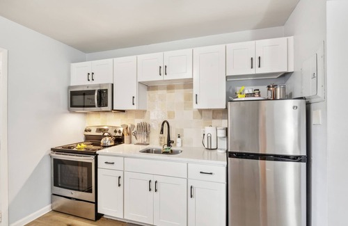 Melrose Condominio | Trendy Studio for 4 w/ Community Pool!