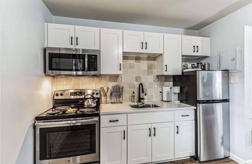 Melrose Condominio | Trendy Studio for 4 w/ Community Pool!