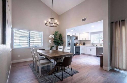 South Natomas Casa | Trendy Stylish * King Bed * Mins to DT