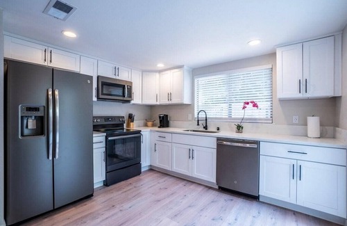 South Natomas Casa | Trendy Stylish * King Bed * Mins to DT