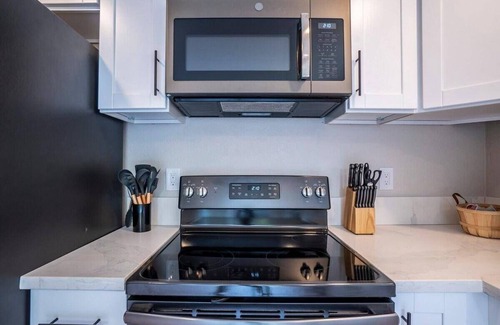 South Natomas Casa | Trendy Stylish * King Bed * Mins to DT