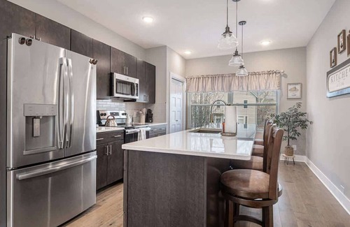 Midtown Casa | Trendy Townhouse in Midtown Omaha|Rooftop Retreat