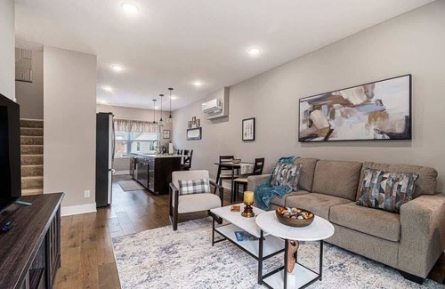 Midtown Casa | Trendy Townhouse in Midtown Omaha|Rooftop Retreat