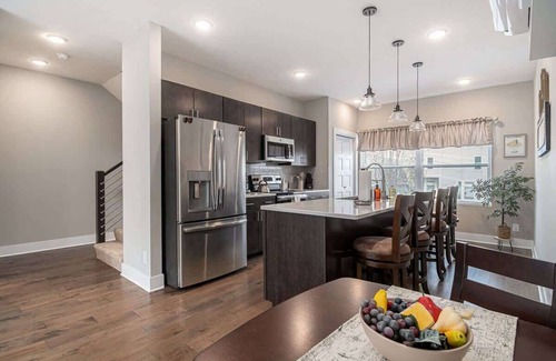 Midtown Casa | Trendy Townhouse in Midtown Omaha|Rooftop Retreat