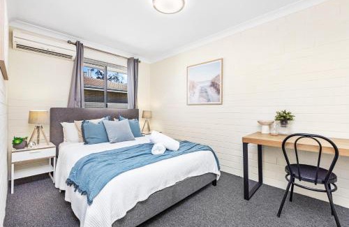 Wembley Casa | Trendy townhouse on lakes edge with lush parks