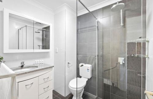 Wembley Casa | Trendy townhouse on lakes edge with lush parks