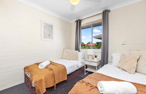 Wembley Casa | Trendy townhouse on lakes edge with lush parks
