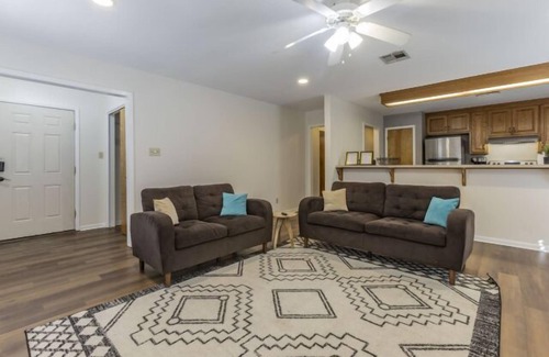 University Apartamento | Trendy Urban Escape, Great Weekly & Monthly Rates!