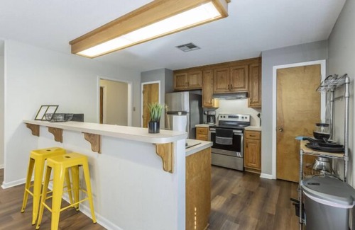 University Apartamento | Trendy Urban Escape, Great Weekly & Monthly Rates!