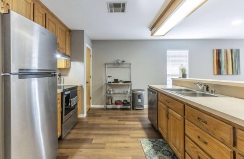 University Apartamento | Trendy Urban Escape, Great Weekly & Monthly Rates!