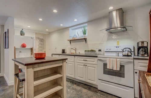Downtown Colorado Springs Apartamento | Trendy Urban Neighborhood & Dog-friendly Downtown