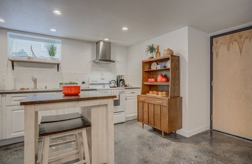 Downtown Colorado Springs Apartamento | Trendy Urban Neighborhood & Dog-friendly Downtown