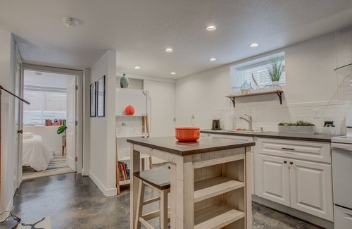 Downtown Colorado Springs Apartamento | Trendy Urban Neighborhood & Dog-friendly Downtown