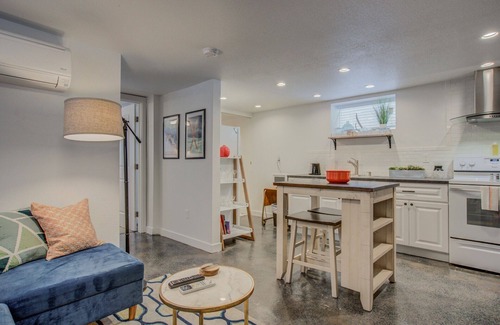 Downtown Colorado Springs Apartamento | Trendy Urban Neighborhood & Dog-friendly Downtown