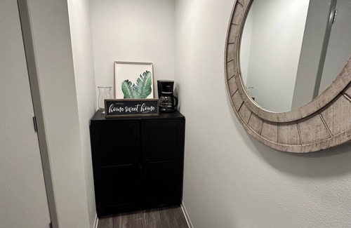Hilltop Condominio | Trendy Vaulted Ceiling Loft in Downtown Center