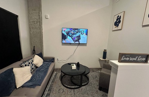 Hilltop Condominio | Trendy Vaulted Ceiling Loft in Downtown Center
