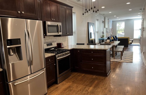 West Town Condominio | Trendy West Town Flat - 2 bed / 1.5 bath with parking