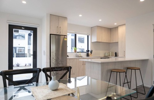 Trentham Casa | Trentham Jewel: Stylish 2-BR Retreat