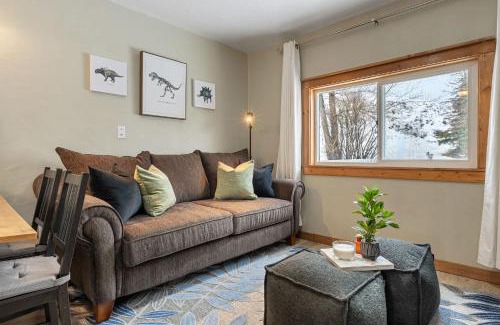 Drumheller Casa | Triceratops Landing I Fire Place I Games I Netflix