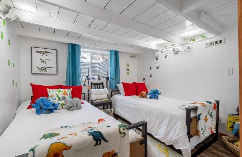 Drumheller Casa | Triceratops Landing I Fire Place I Games I Netflix