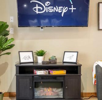 Drumheller Casa | Triceratops Landing I Fire Place I Games I Netflix