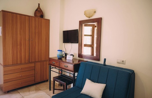 Kardamas Apartamento | Trikalioti's Lush Estate Apt Artemis