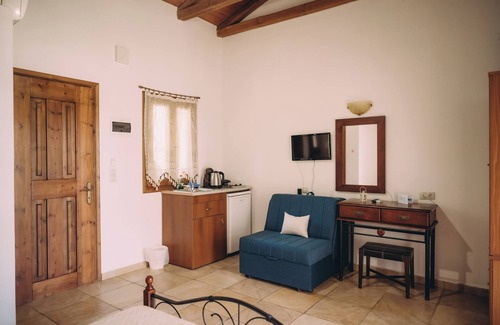 Ilida Apartamento | Trikalioti's Lush Estate Apt Dimitrios