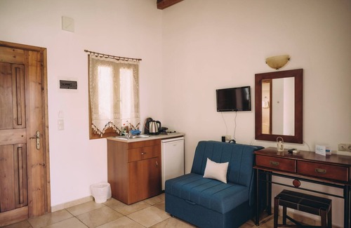 Ilida Apartamento | Trikalioti's Lush Estate Apt Dimitrios