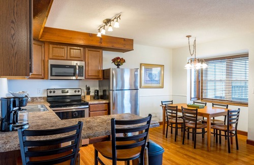 DuBois Condominio | Trilevel 2 Bedroom Condo in Lakeside Resort Community (1 King & 2 Queen Beds)
