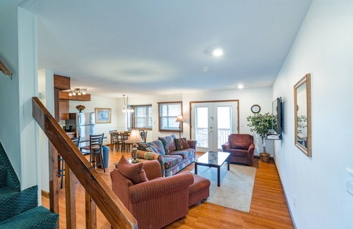DuBois Condominio | Trilevel 2 Bedroom Condo in Lakeside Resort Community (1 King & 2 Queen Beds)