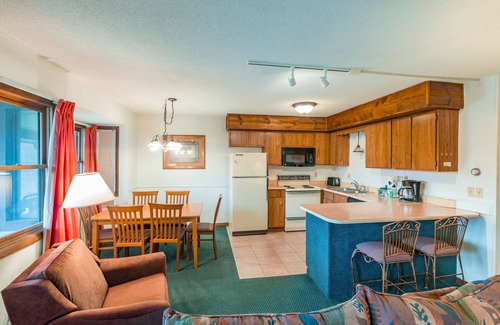 DuBois Condominio | Trilevel 2 Bedroom Condo in Lakeside Resort Community (1 Queen & 2 Twin Beds)