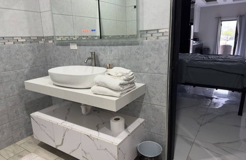 Trincity Apartamento | Trincity King Studio with balcony. Near airport, malls, grocery & restaurants.