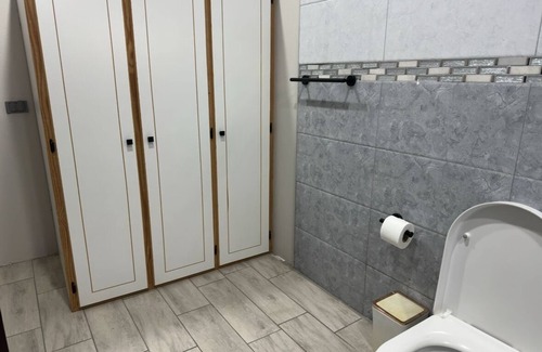 Trincity Apartamento | Trincity King Studio with balcony. Near airport, malls, grocery & restaurants.