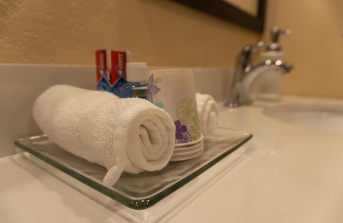 Turnagain Cama Y Desayuno | Trinity Escapes - Two Bedroom two bathroom full Apartment near airport