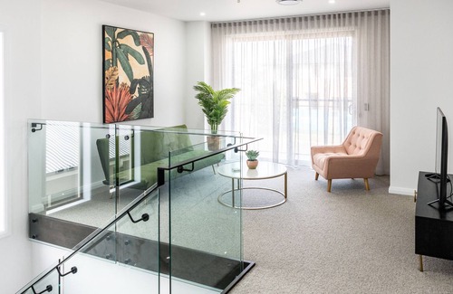 Morisset Park Casa | Trinity Point Drive: Residence in the heart of Trinity Point with stunning inground swimming pool