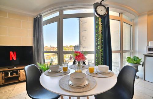 Saintes Apartamento | Triomphe - Vue Sublime, Confort Moderne, Charme Gallo-Romain, Cœur de Ville, Tv 4K, Fibre