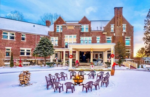 Manchester Casa | TripAdvisor #1! Magnificent Inn sleeps 32 up to 100! Reunions, Weddings Catering