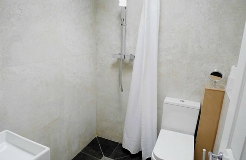 Kew Apartamento | Triple-Estándar-Baño en la habitacion
