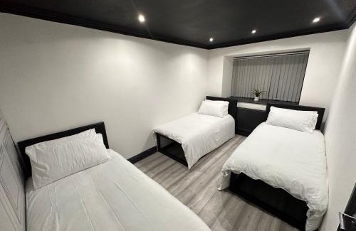 Smethwick Casa | Triple Room near Train Station