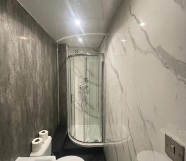 Smethwick Casa | Triple Room near Train Station