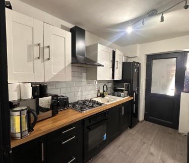 Smethwick Casa | Triple Room near Train Station