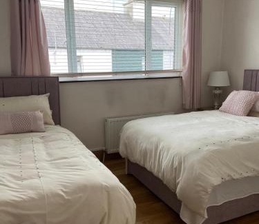 Clara Casa | Triple Room with Private Bathroom at Caroline's Guest House, River Street, Clara