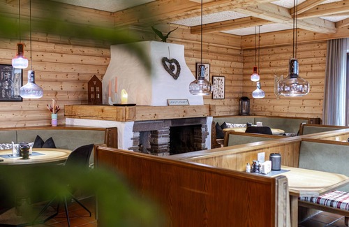 Kaprun Cabaña | Habitación triple con ducha o bañera. Cuarto de baño, aseo - Eschenhof, casa de huéspedes
