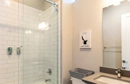 Farmers Branch Casa | Triplex Contemporary Townhome | Private Balcony