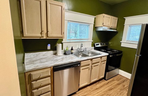 Cahaba Heights Casa | 3BD2. 5 BTH 5 MIN CAMINANDO A RESTAURANTES Y COMPRAS