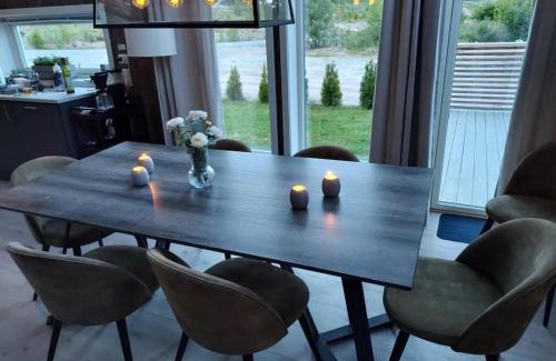 Kviteseid Casa | Trivelig og nylig oppført hytte med innendørs peis