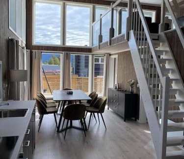 Kviteseid Casa | Trivelig og nylig oppført hytte med innendørs peis