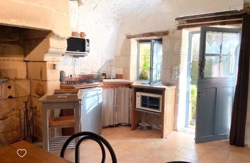 Villaines-les-Rochers Casa | Troglodyte House Carved in Stone