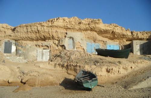 Tnine Aglou Cabina | Troglodita pescador vivienda frente al mar en la playa de arena
