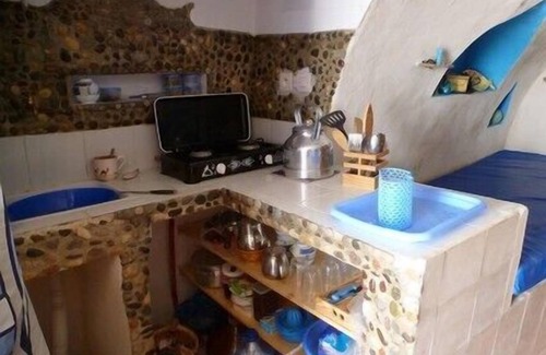 Tnine Aglou Cabina | Troglodita pescador vivienda frente al mar en la playa de arena